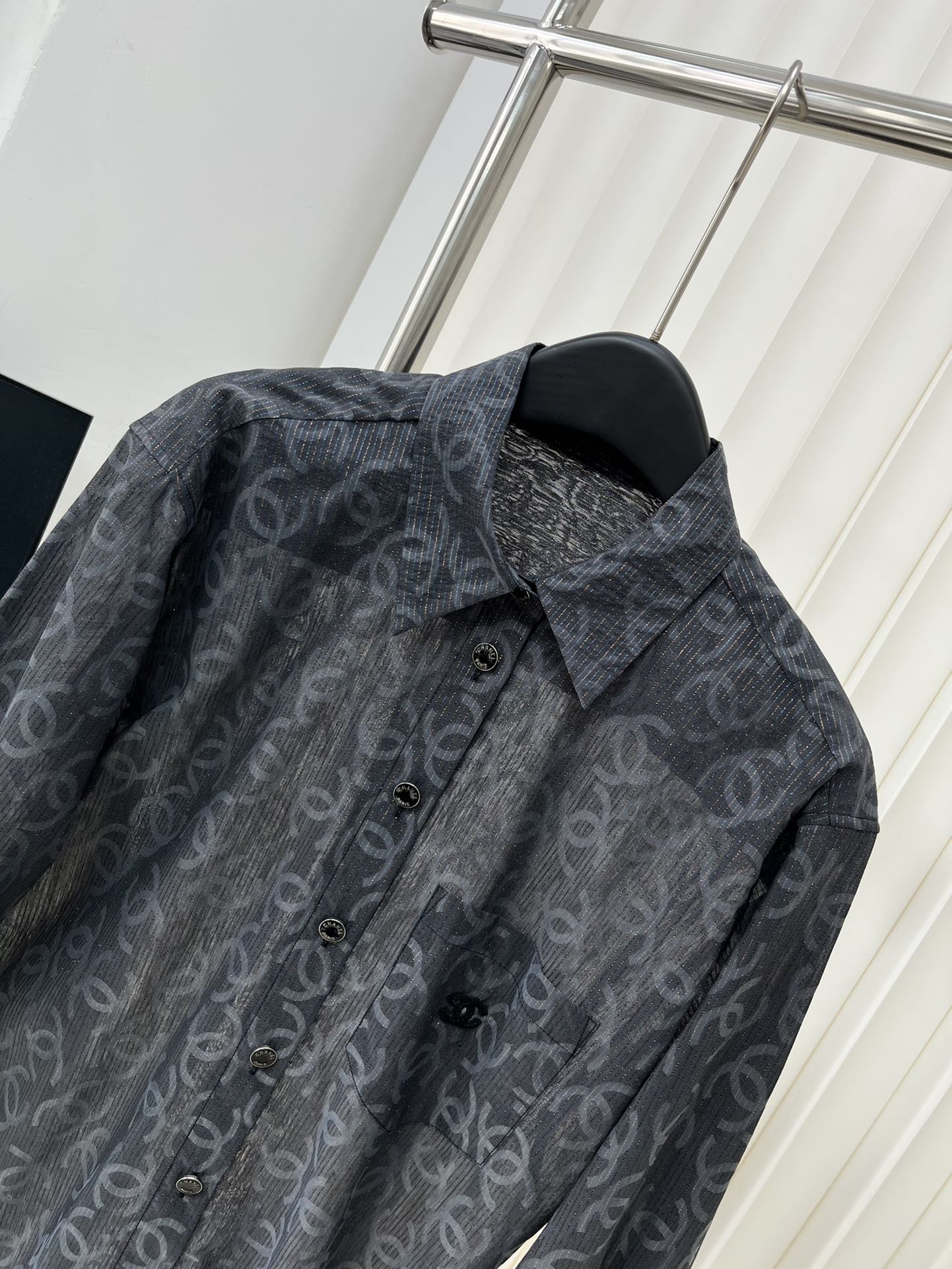 Рубашка Chanel 2403 с двойным С-образным воротником и темным узором - черная