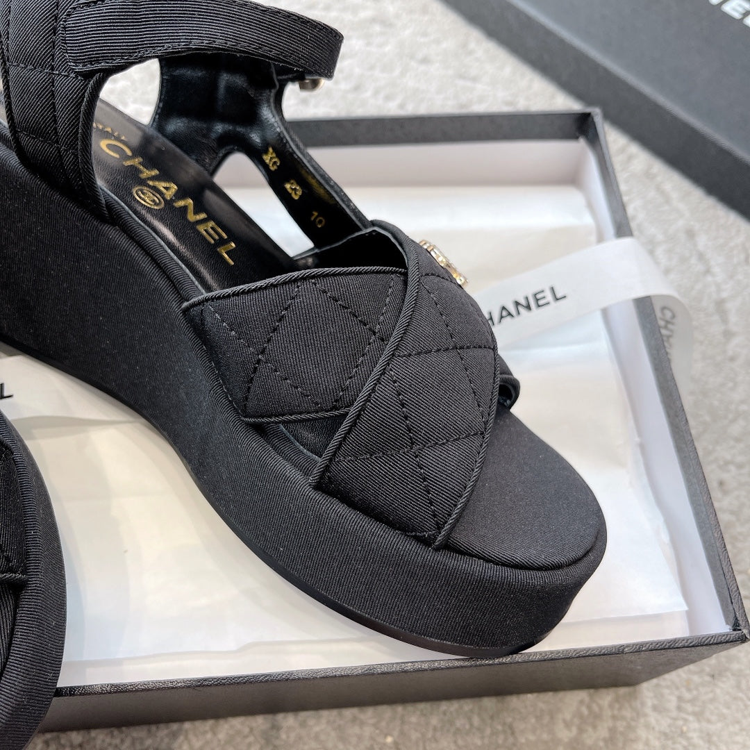 Новинка сезона весна/лето 2023 от Chanel - Сандалии на танкетке из овечьей кожи - Черные