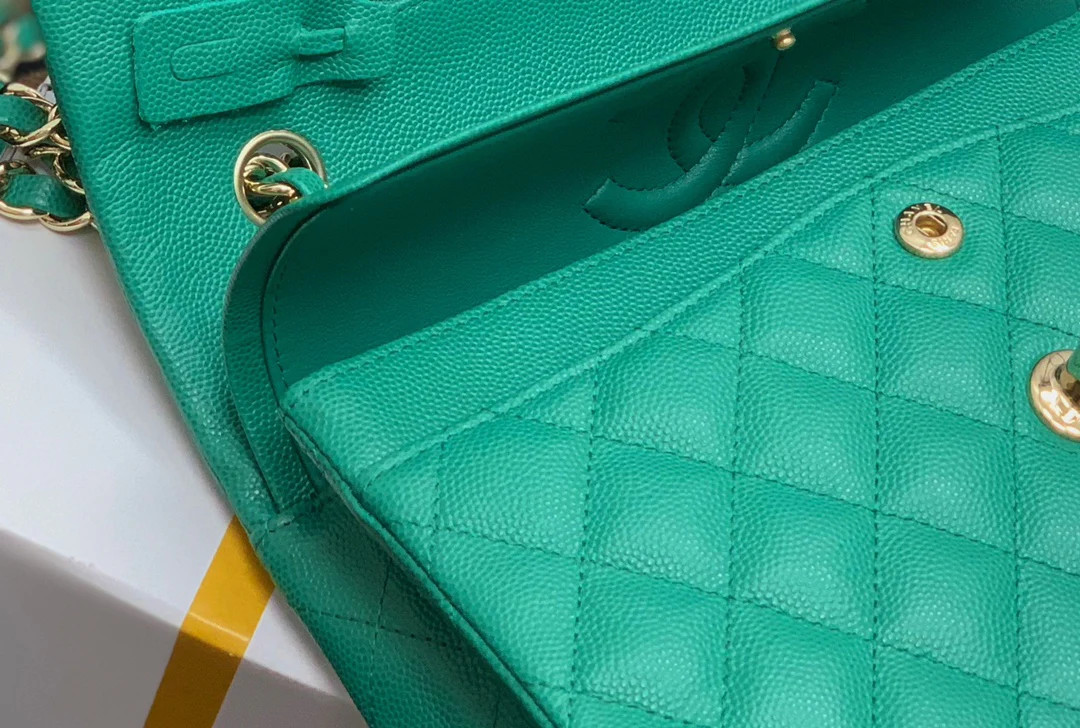 Chanel - Маленькая сумка из телячьей кожи с шариковым узором - CF - Зеленая - 23 см