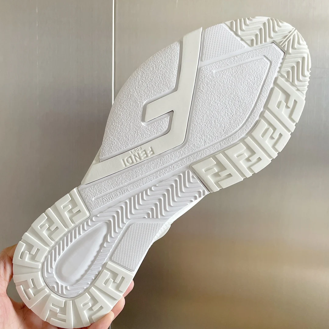 Новинка 2023 года от Fendi - кроссовки Flow Series Flyknit - белые.