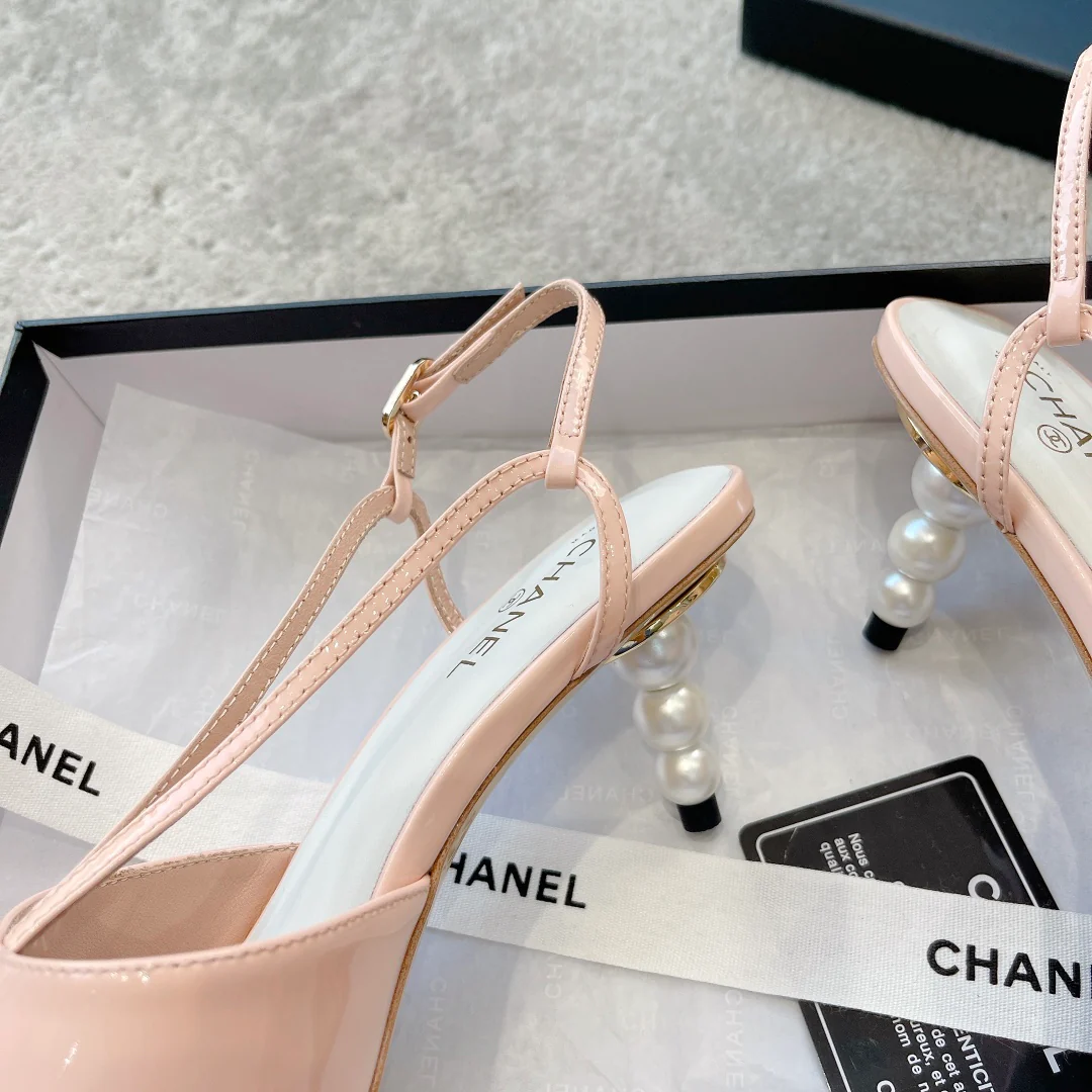 Новинка сезона весна/лето 2023 от Chanel - Босоножки на среднем каблуке с жемчужным верхом - Розовые