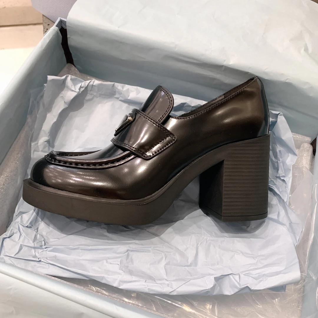 Новинка сезона весна/лето 2022 от Prada - Туфли-афро на массивном каблуке - 1