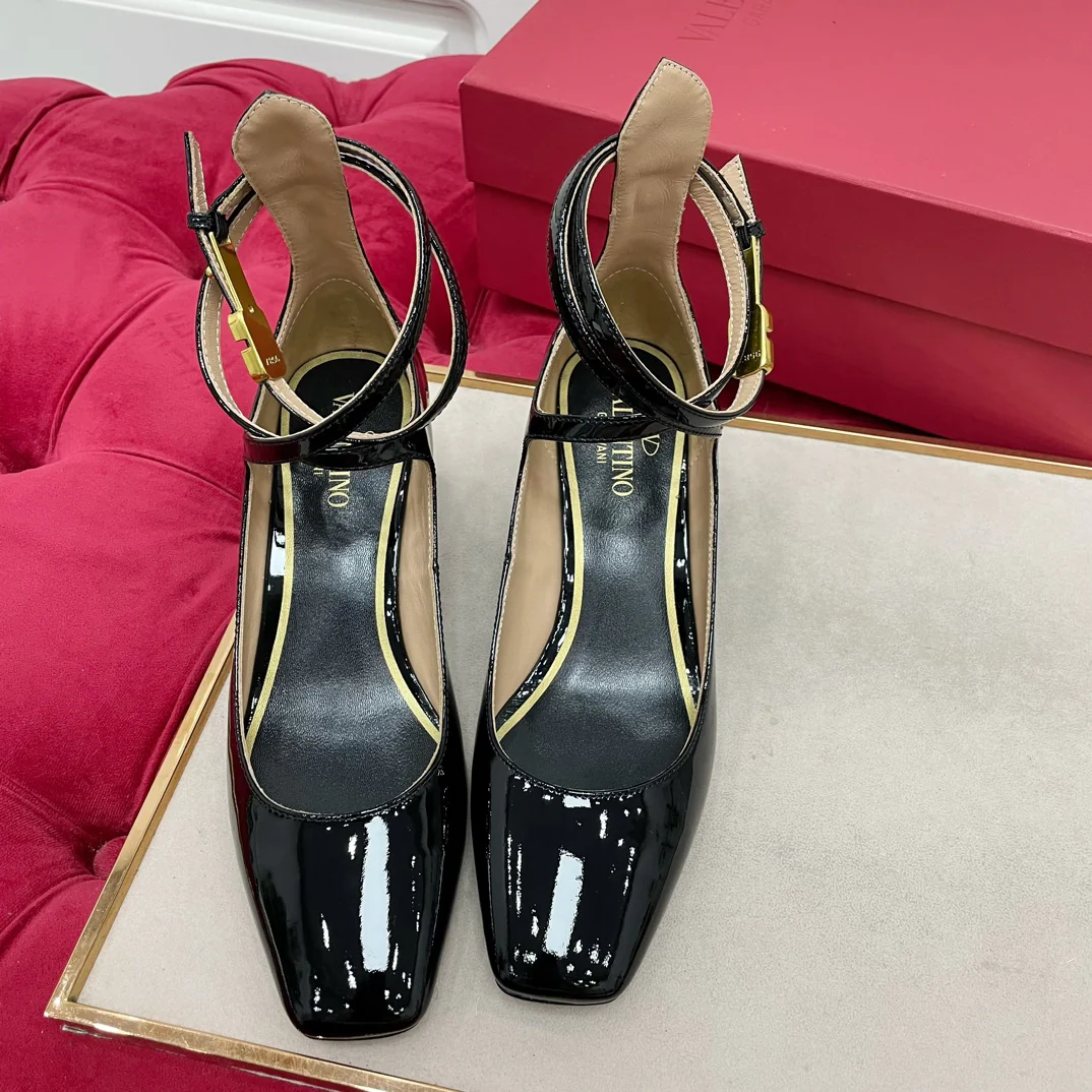 Новинка весенней коллекции Valentino 2023 года - сандалии Мэри Джейн из лакированной кожи.