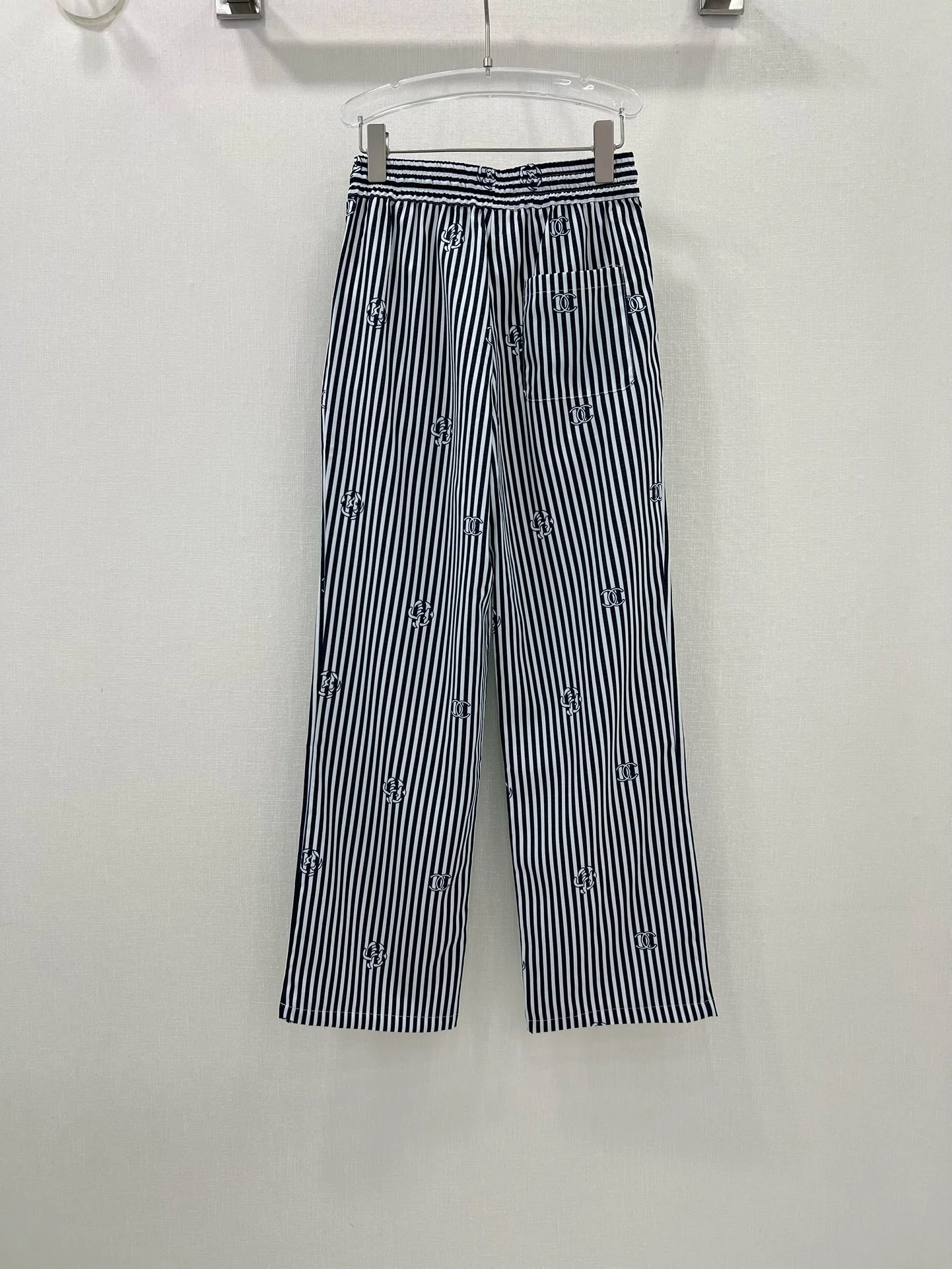 Новые брюки прямого кроя Chanel 2404 Весна/Лето: полоски с принтом