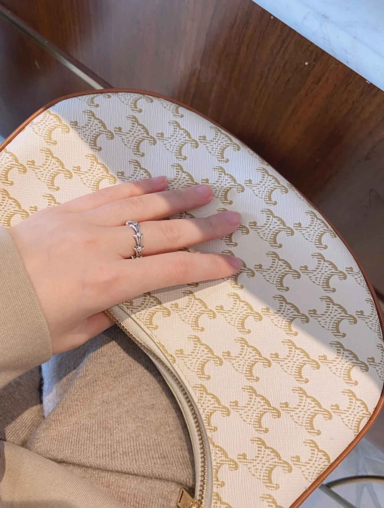 Сумка Celine Ava Triomphe из канваса — белая с монограммой.