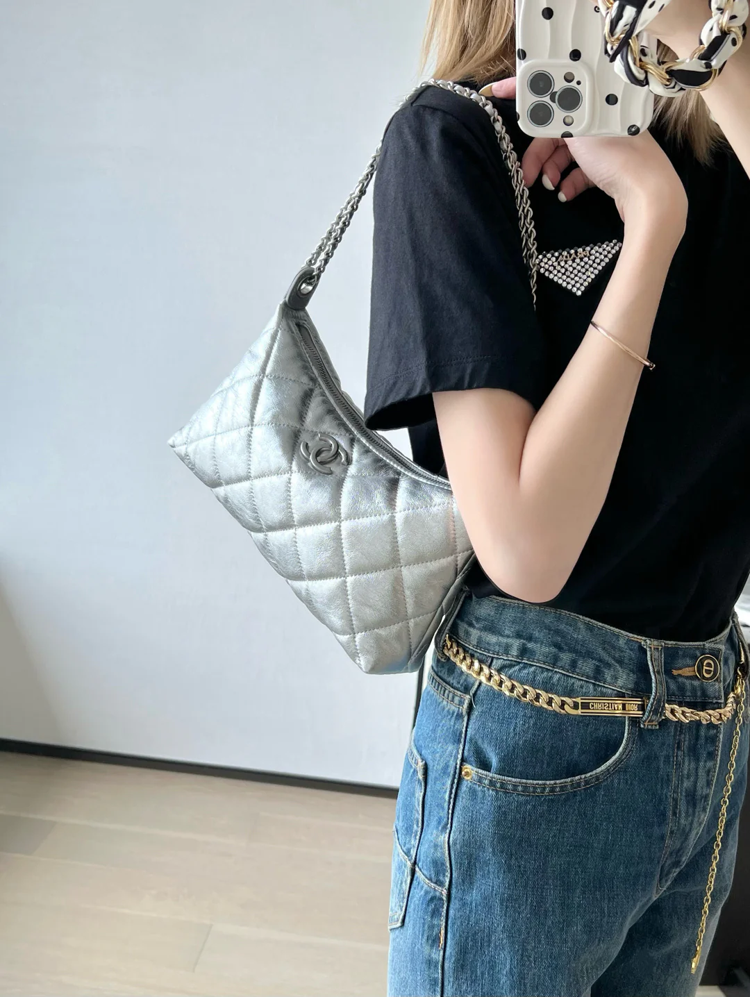 Сумка-пельмень Chanel с серебряной цепочкой для монет