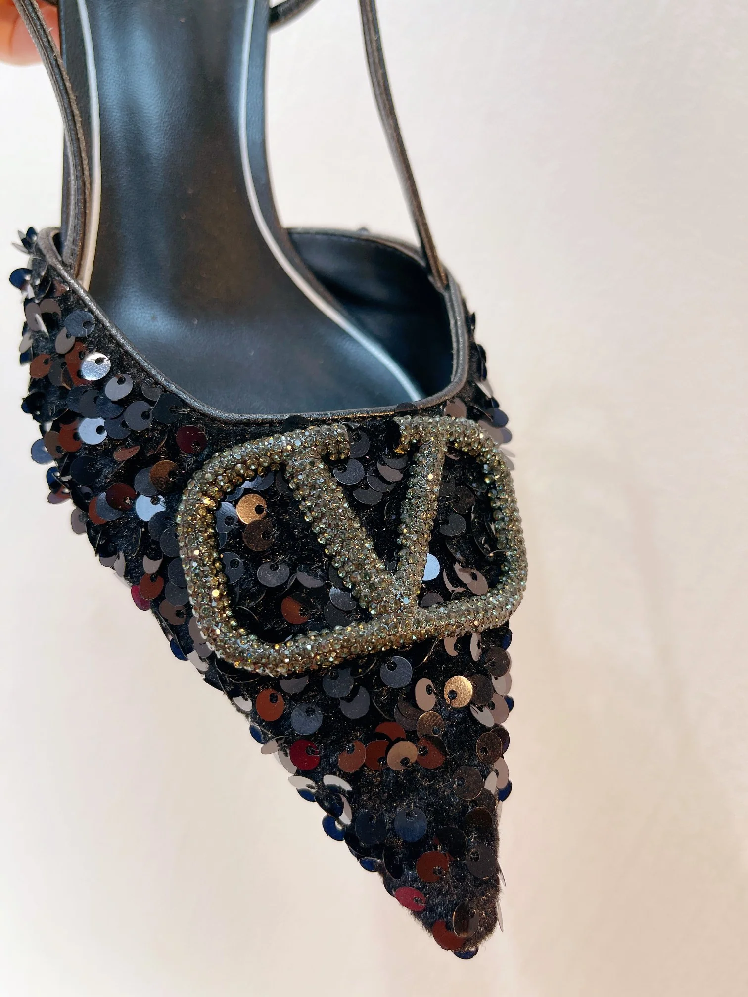 Новинка с официального сайта Valentino 2023 — Глянцевые босоножки на низком каблуке с острым носком — 4 см — Черные