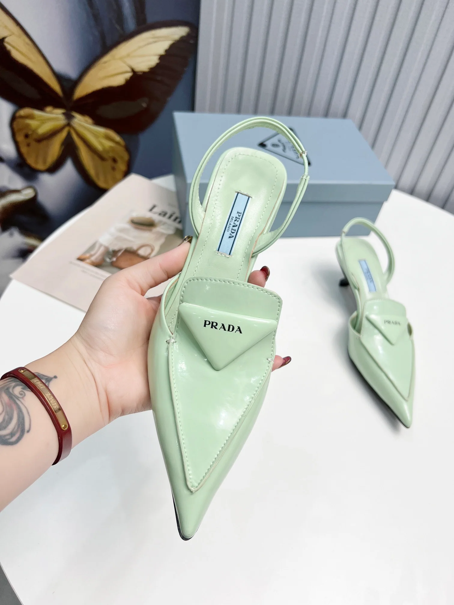 Prada - Светло-зеленые сандалии с острым носком