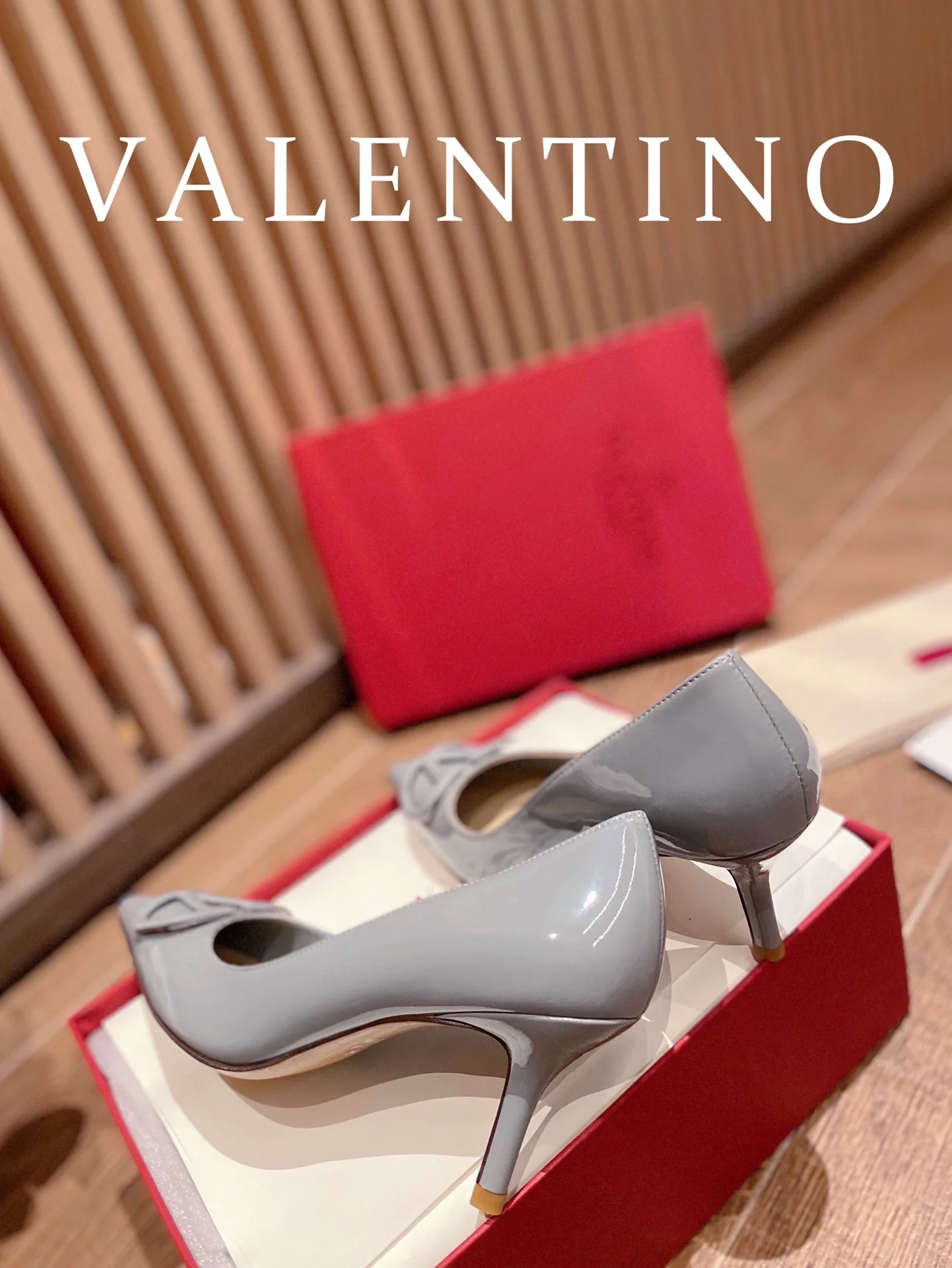 Туфли Valentino на V-образном каблуке из лакированной кожи - серые