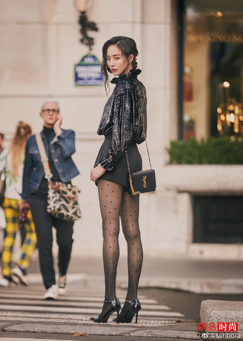 Сумка YSL Kate Box Bag - черная - на фото.