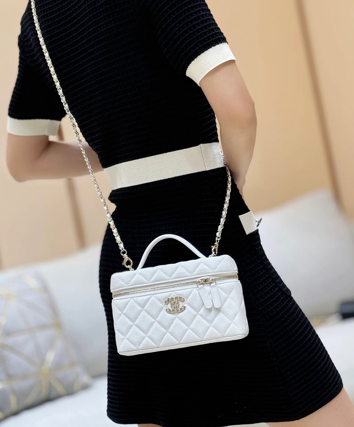 Сумка-ланчбокс Chanel 25p Limited Edition в форме сердца с бриллиантом — белая.