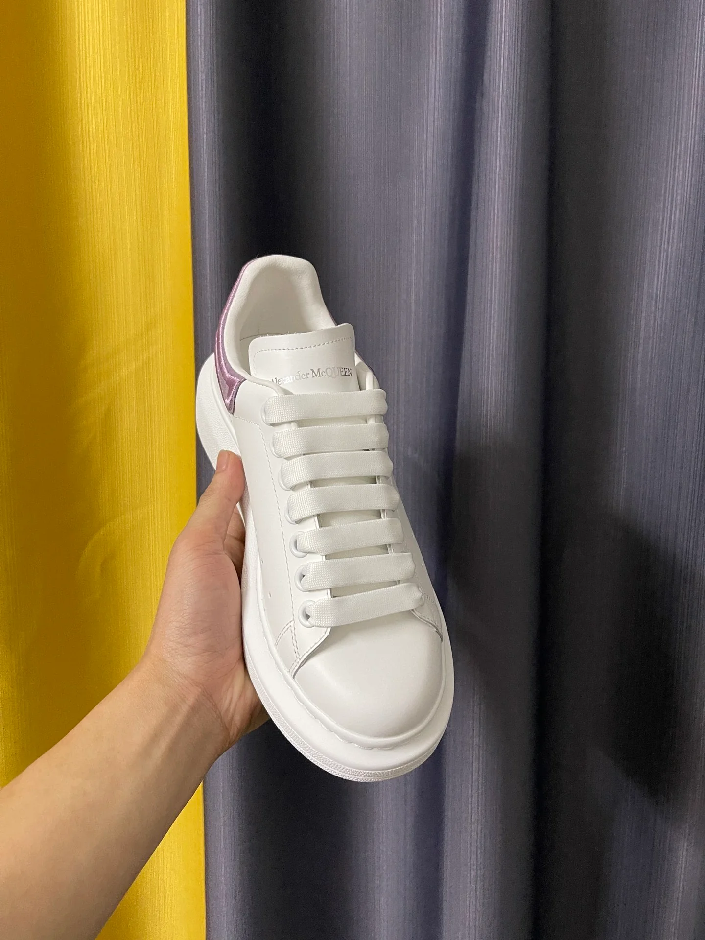 Классические белые кроссовки McQueen - унисекс - фиолетовая вышивка на пятке