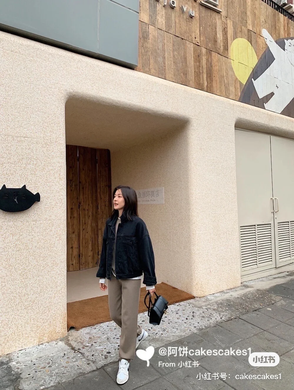 Сумка Balenciaga Hourglass — черная, из гладкой кожи, с золотой пряжкой — изображение опубликовано в сети.