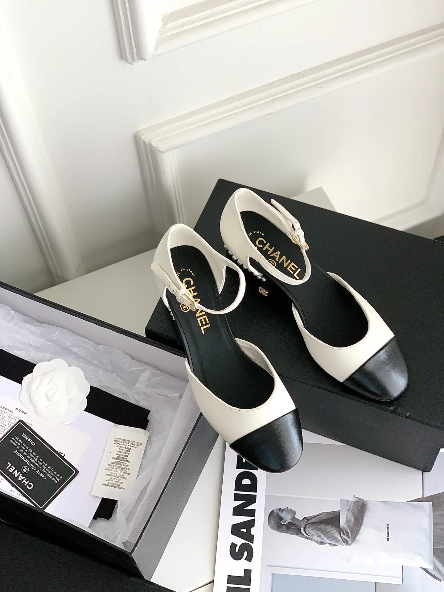 Туфли-лодочки Мэри Джейн с подиума Chanel 2022 года на низком каблуке - 4-5 см - белые