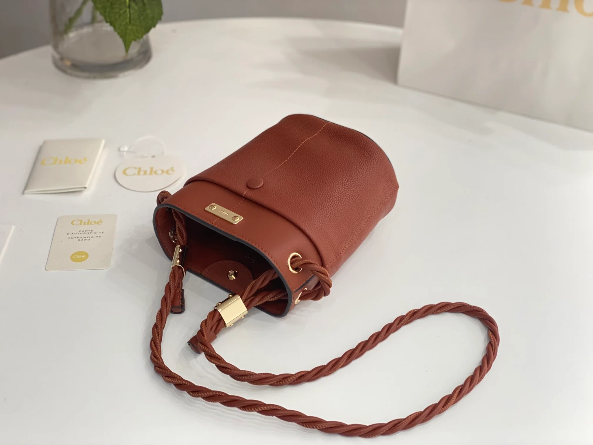 Сумка-ведро Chloe-key - коричневая, полностью кожаная.