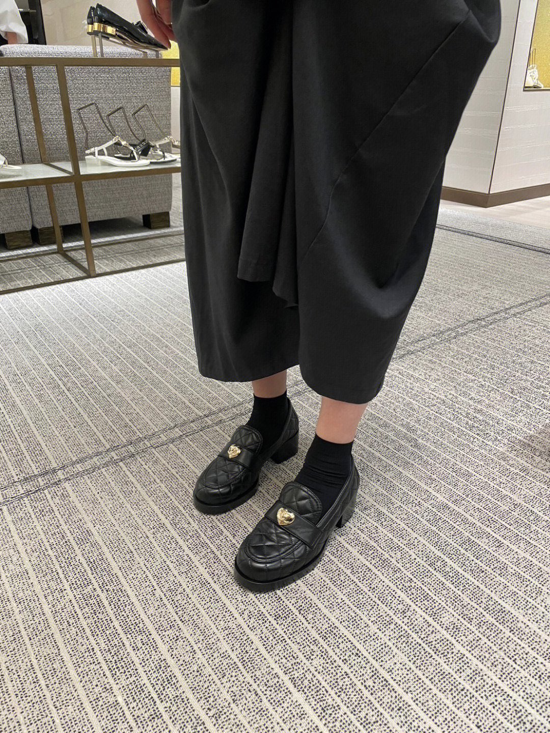 Новинка весны 2023 года от Chanel — лоферы в форме сердца.