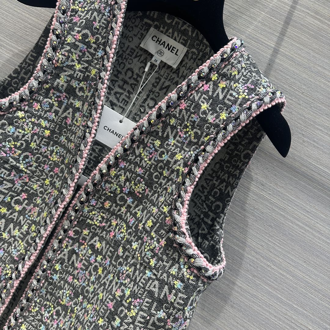 Chanel - 2403 - Весенне-летняя новинка. Жилет из прочной жаккардовой ткани с плетением из пряжи и бисерной отделкой.