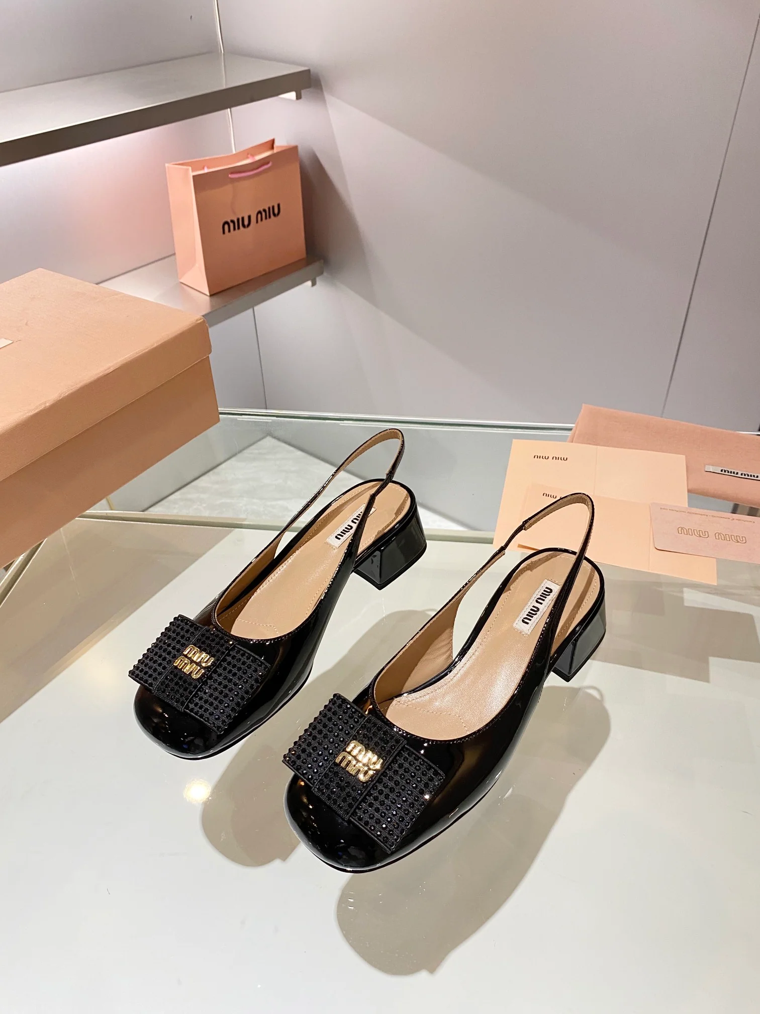 Miu Miu - Новинка сезона осень/зима 2023 - Туфли на низком каблуке с квадратным носком - Черные