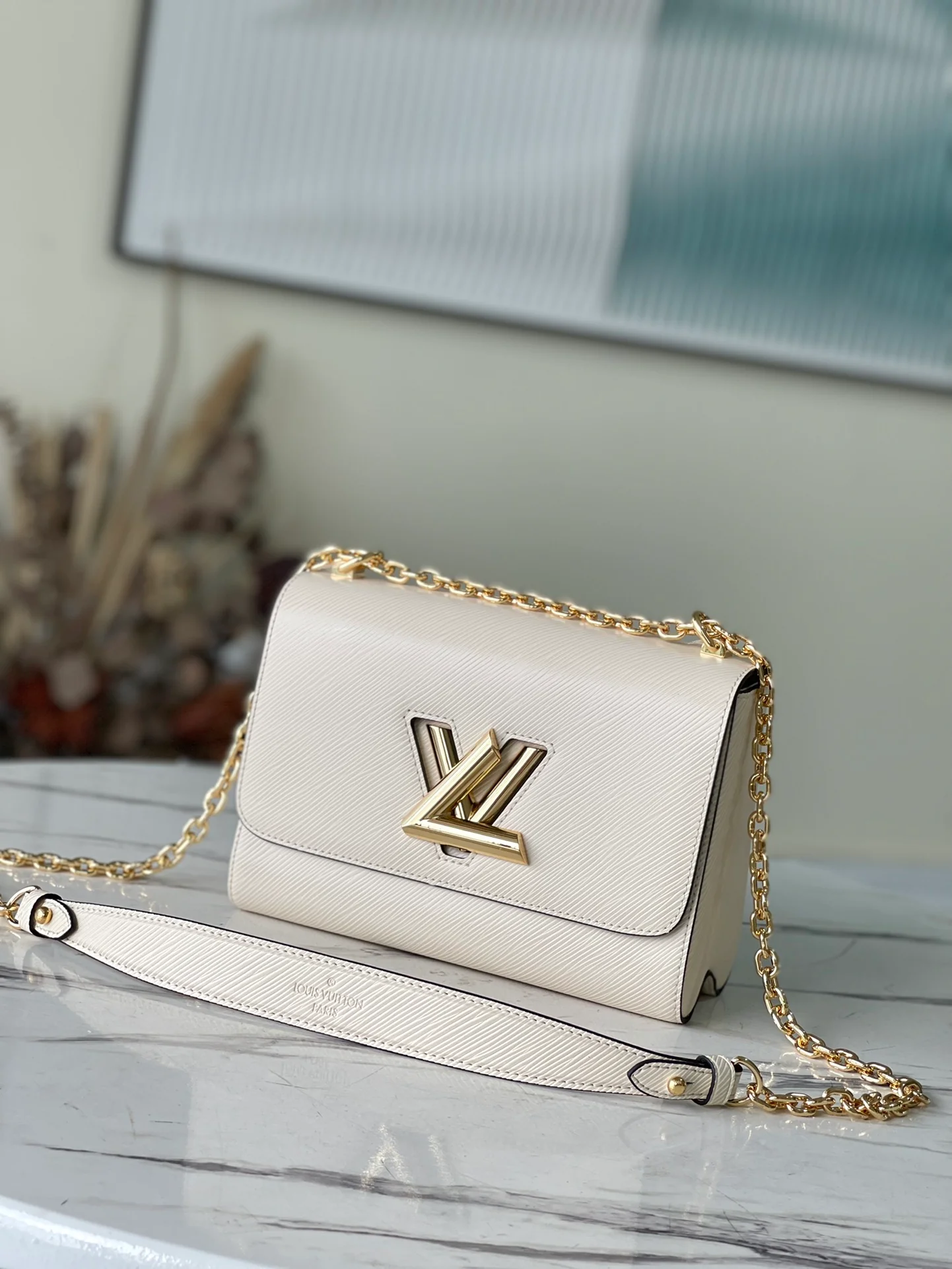 m59761-LV-2015-cruise-early spring collection-twist-chain bag-off-white