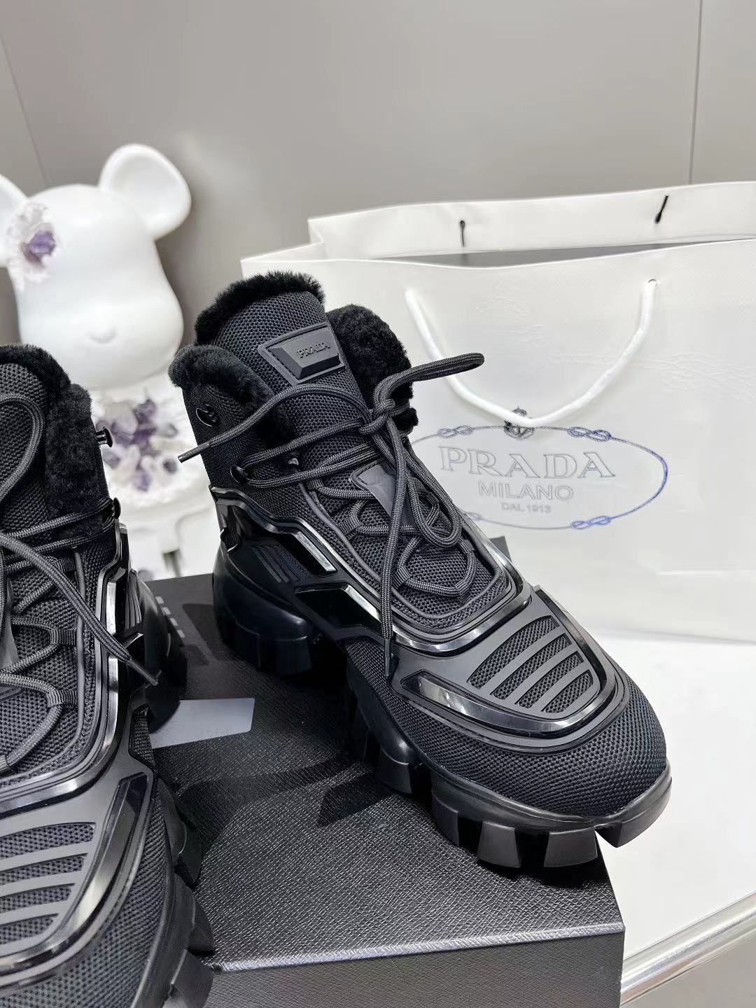 Новинка весны 2022 года от Prada - повседневные туфли на высокой платформе - черные.