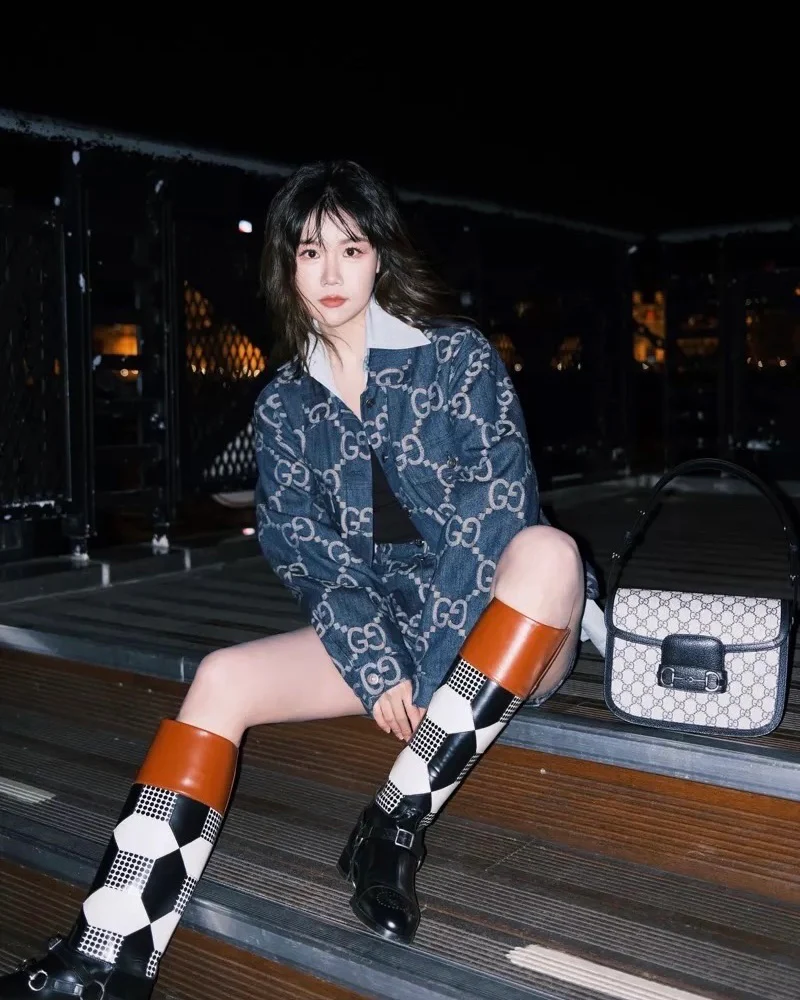 Сумка Gucci Saddle Bag 25 см - соответствие размерам тела.