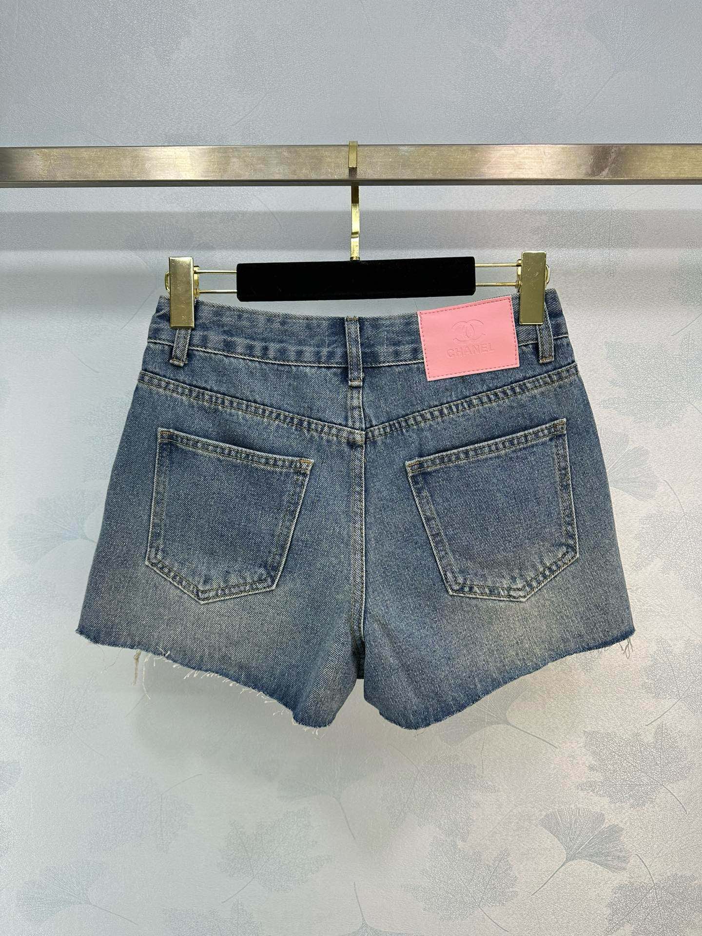 Новые летние джинсовые шорты Chanel 2403 с красочной вышивкой.