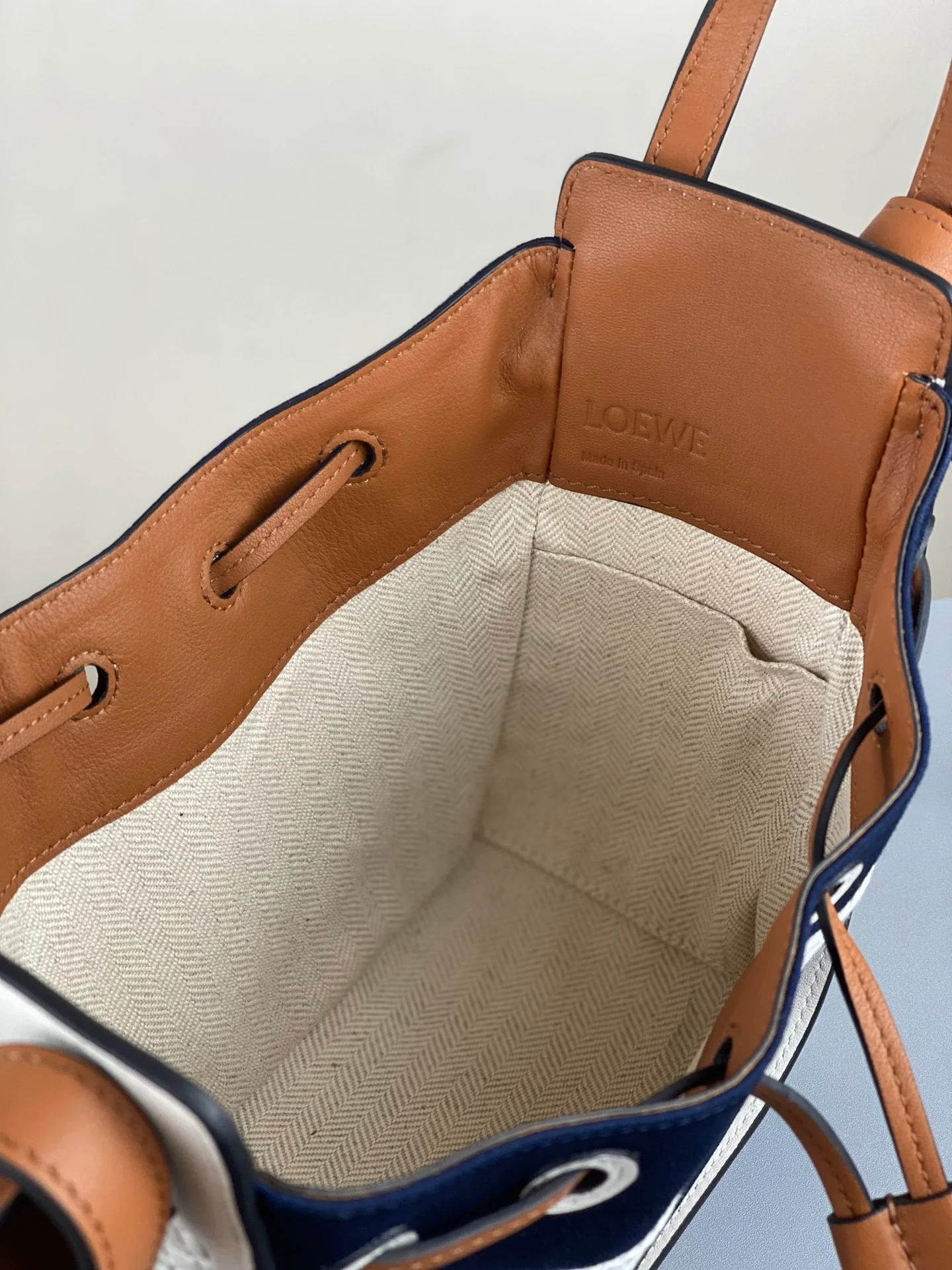 Сумка-гамак Loewe Mini из телячьей кожи