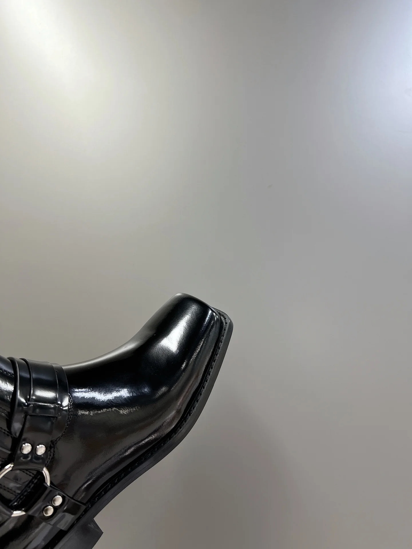 Ботильоны Celine с квадратным носком из коллекции осень/зима 2022 — образ с подиума.