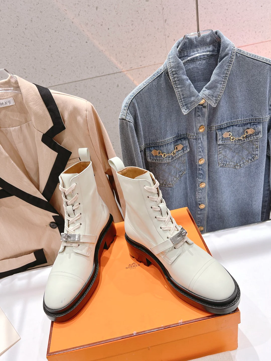 Новинка сезона осень/зима 2023 от Hermes — ботильоны на шнуровке унисекс — белые.