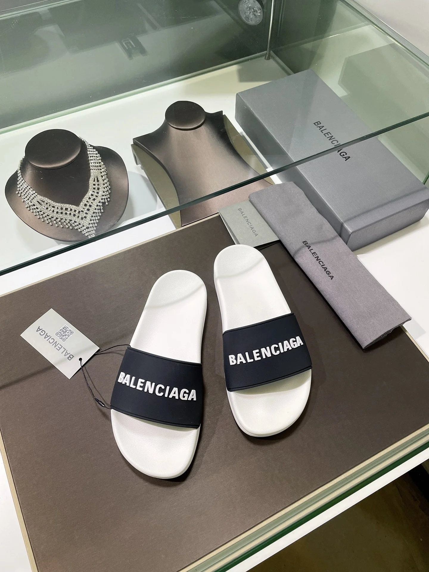 Balenciaga - Белые тапочки