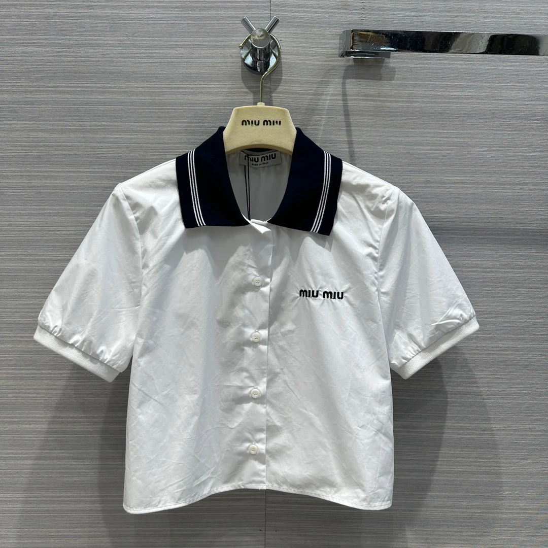 Miu Miu - 2404 - Весна/Лето 2024. Чисто белый девичий костюм в стиле преппи - Костюм в том же стиле, что и у Чан Вон Ён.