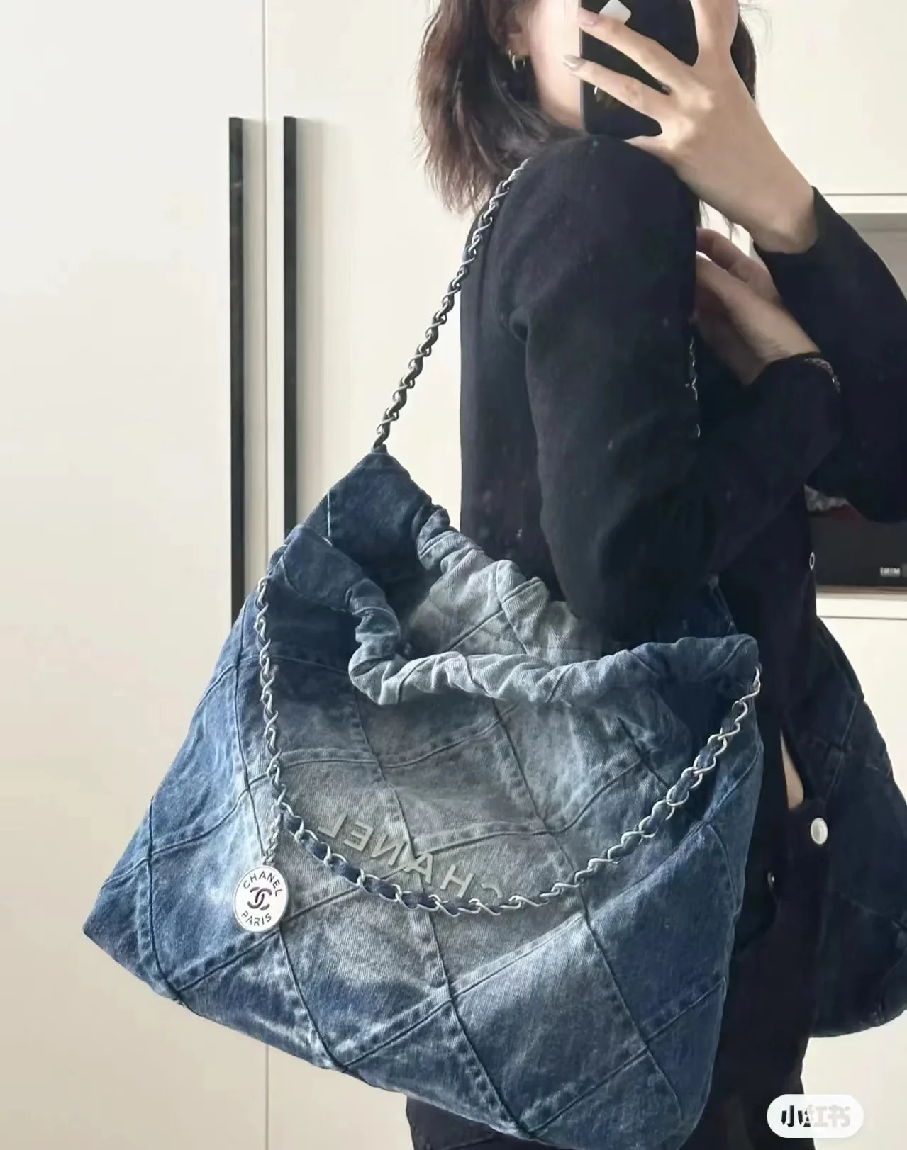 Новинка сезона весна/лето 2023 от Chanel - сумка 22 - джинсовая ткань - большой размер