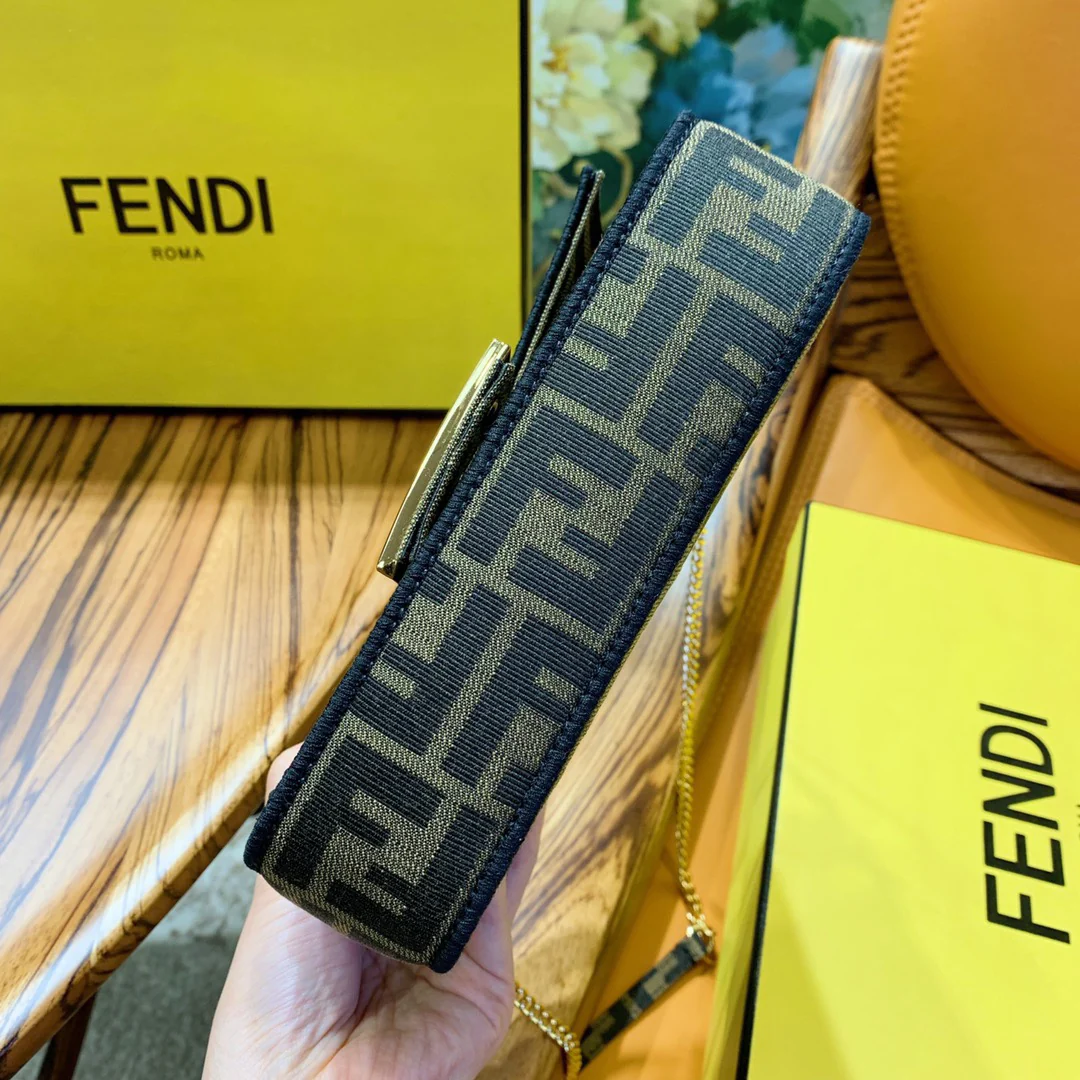 Fendi Baguette - Маленький коричневый бублик с монограммой
