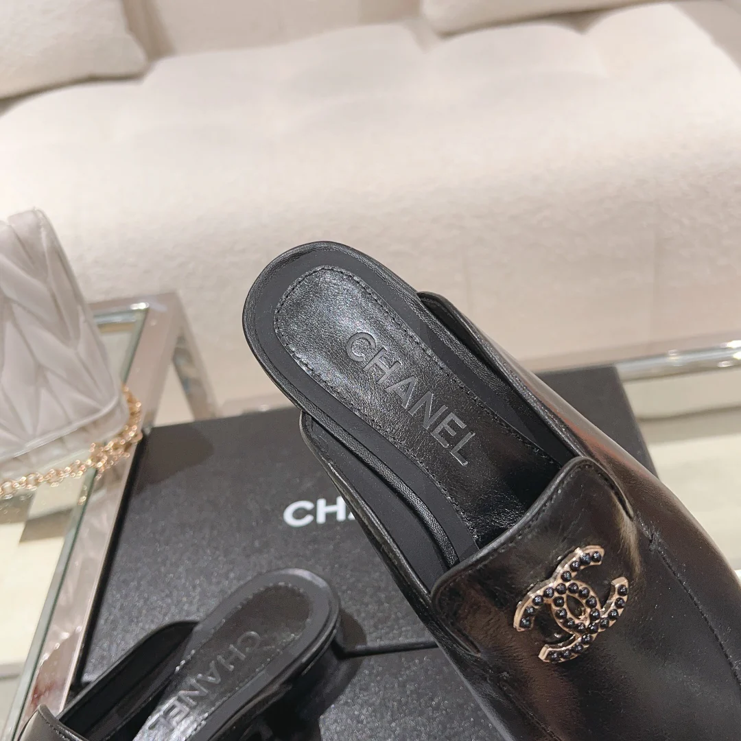 Лоферы/слипоны Chanel - черные