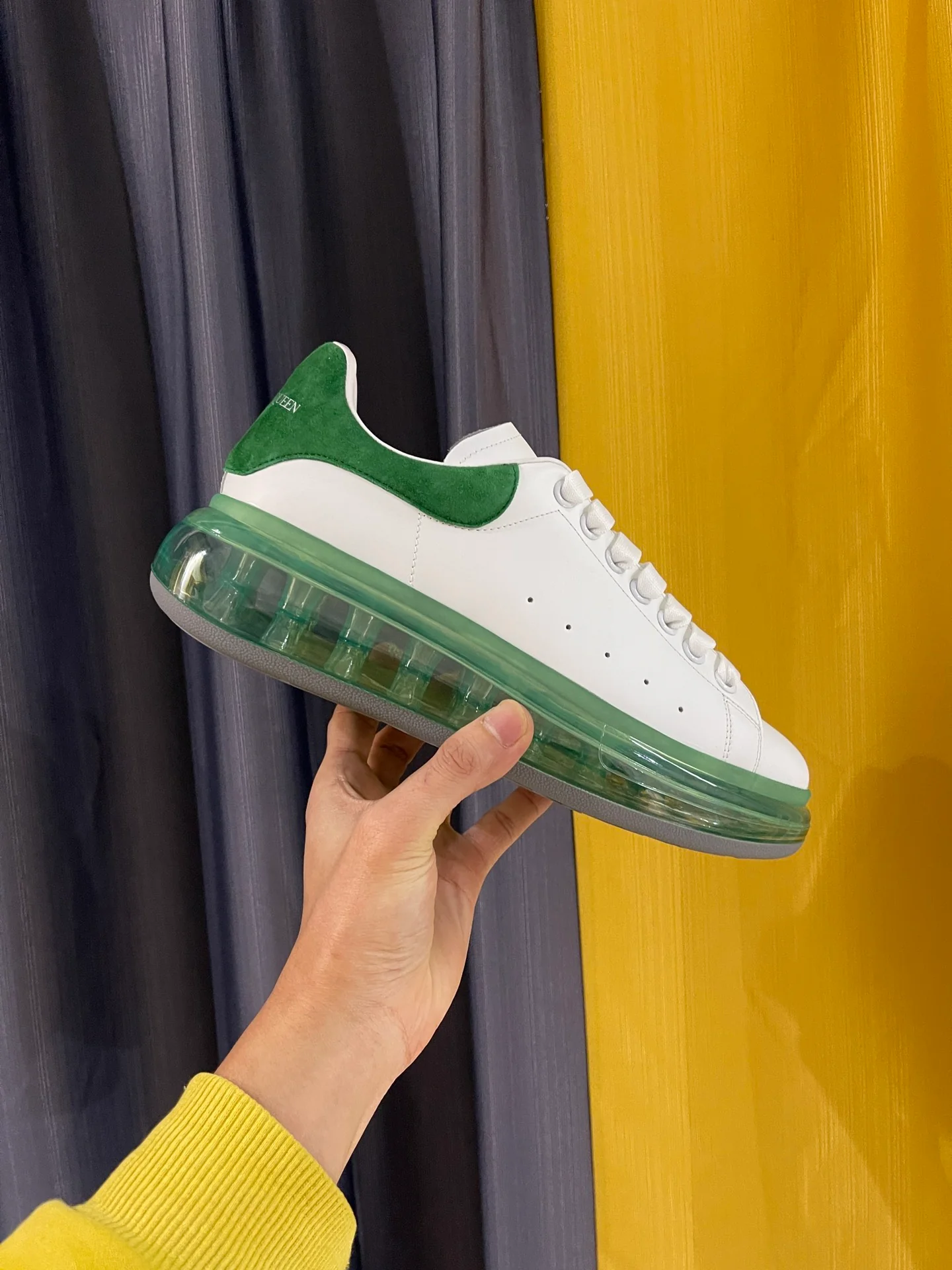 Классические белые кроссовки McQueen - унисекс - зеленая бархатная пятка и зеленая воздушная подушка - Премиум-издание