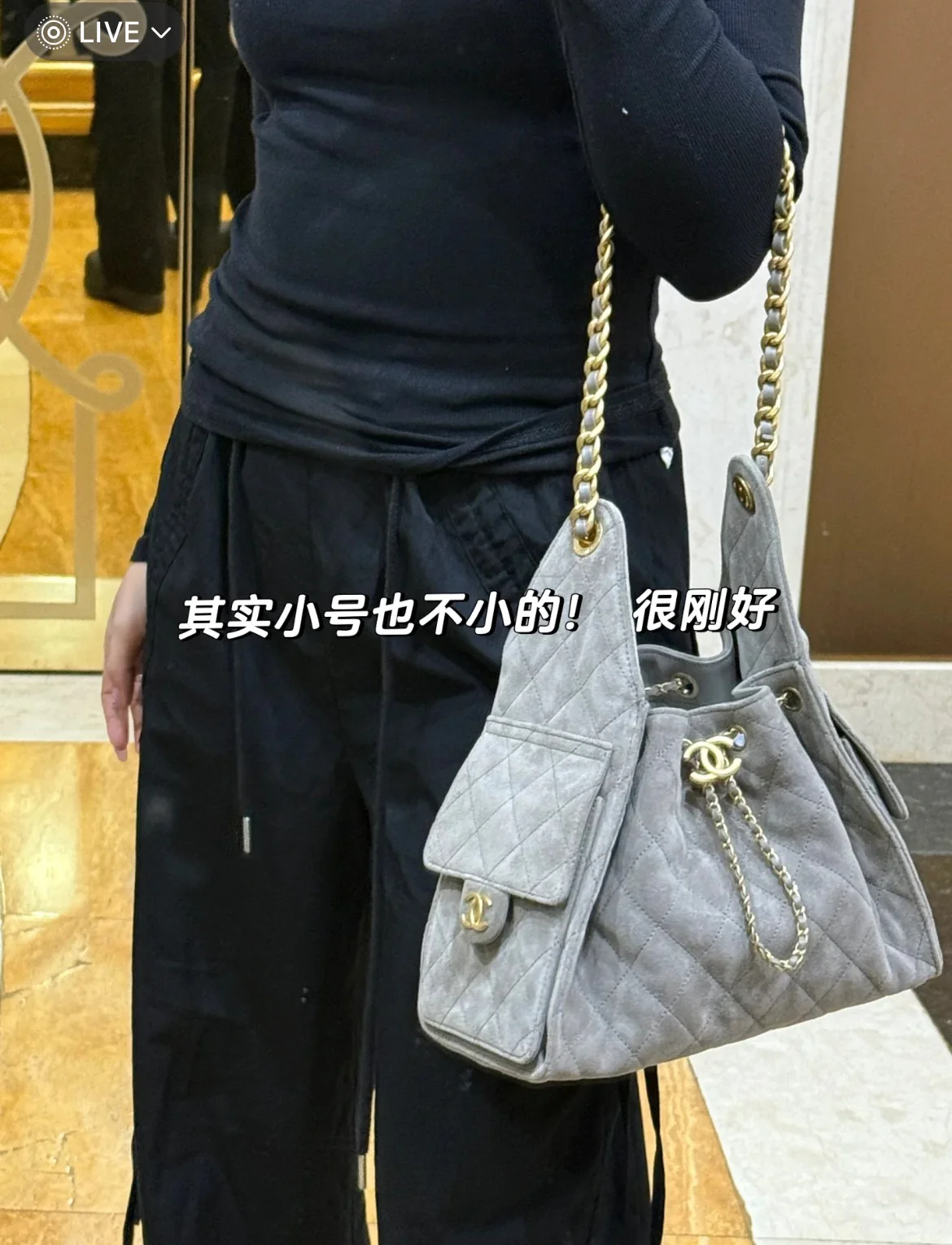 Сумка-хобо Chanel с завязками, замша, серая.