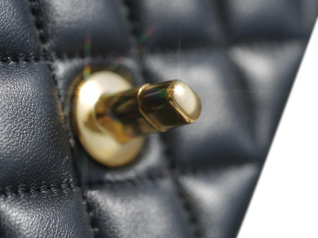 Мини-сумка Chanel CF 20 см из черной овечьей кожи с золотой пряжкой CF20