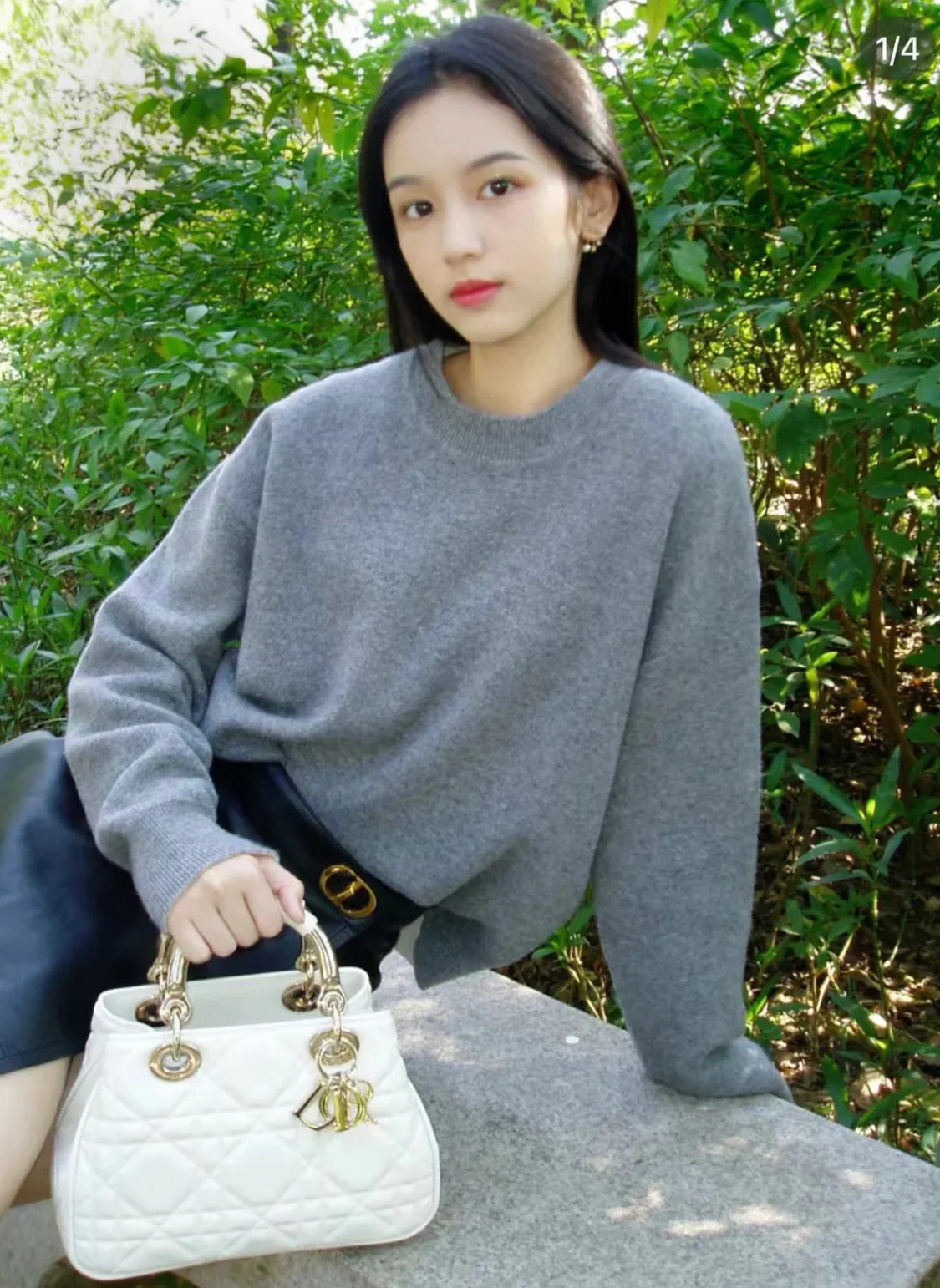 Сумочка Dior 95-22, маленькая, белая с золотой фурнитурой.