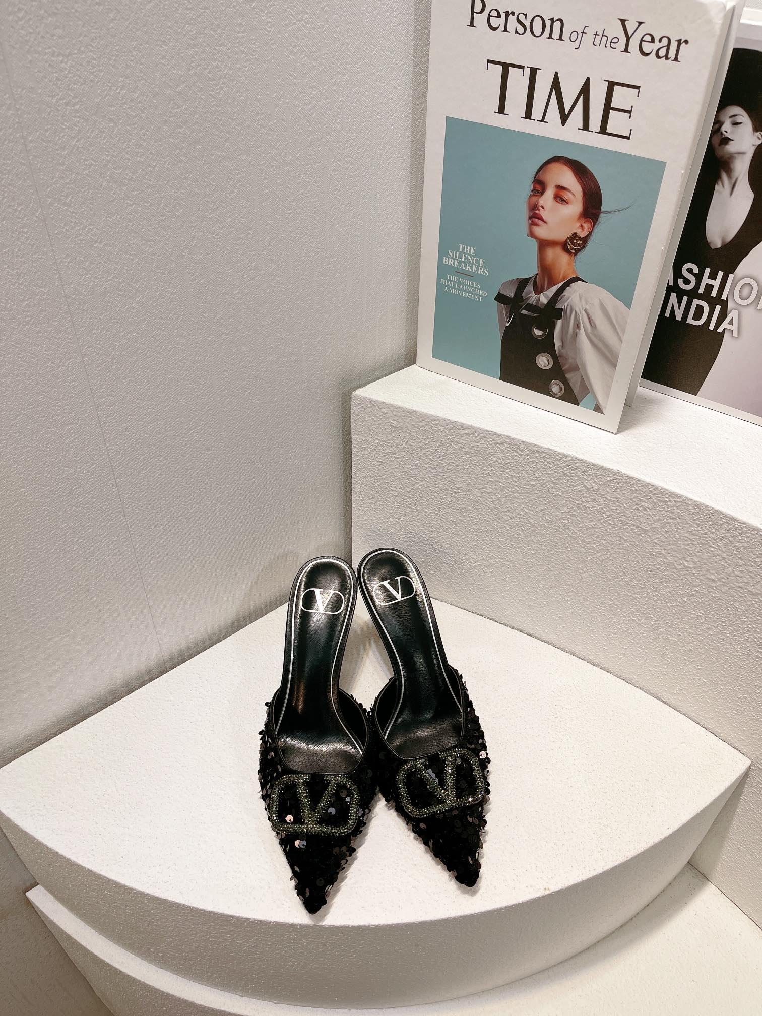 Новинка с официального сайта Valentino 2023 — Блестящие полосатые босоножки на высоком каблуке — 8 см — Черные