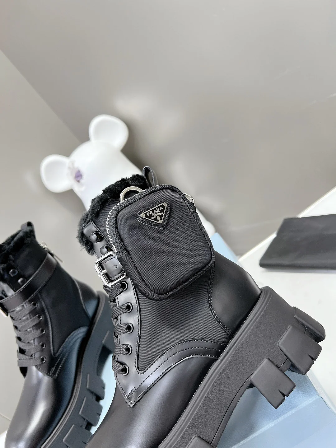 Chanel - Новинка весны 2022 года - Высокие повседневные туфли с зубчатым ремешком - Черные