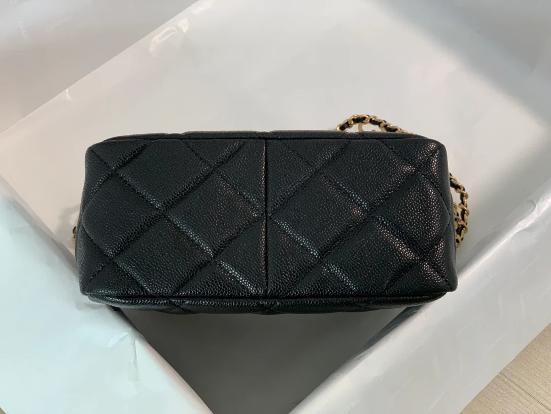 Коллекция Chanel Весна/Лето 2022 - Сумка-хобо Letter - Маленькая