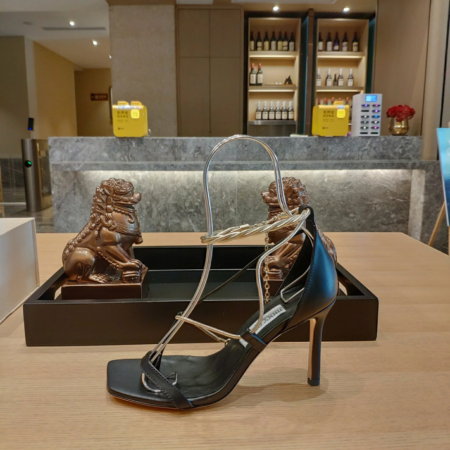 Босоножки на шпильке Jimmy с металлическими ремешками и цепочкой из веревки