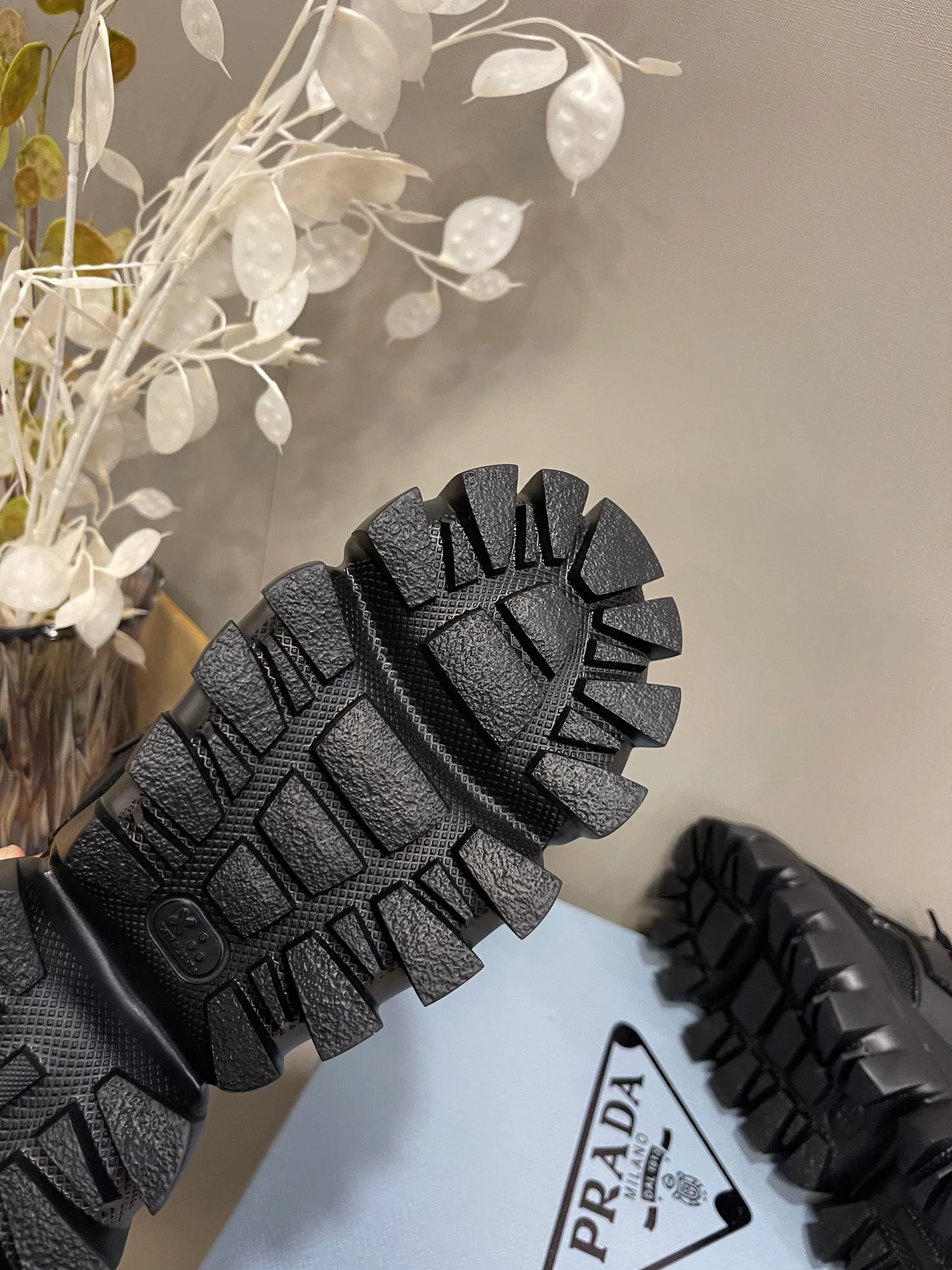 Новинка сезона весна/лето 2022 от Prada - повседневные ботильоны на платформе.