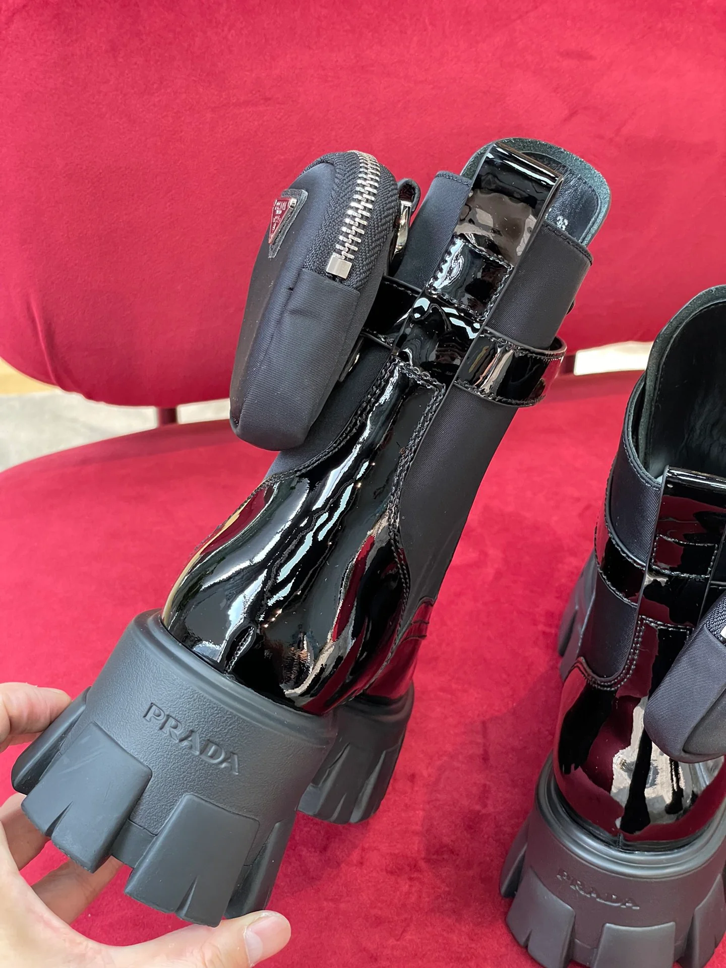 Новинки сезона осень/зима 2022 от Prada — классические тактические ботильоны — их носят Синди Ван, Ян Ми, Лю Вэнь и многие другие знаменитости — 1