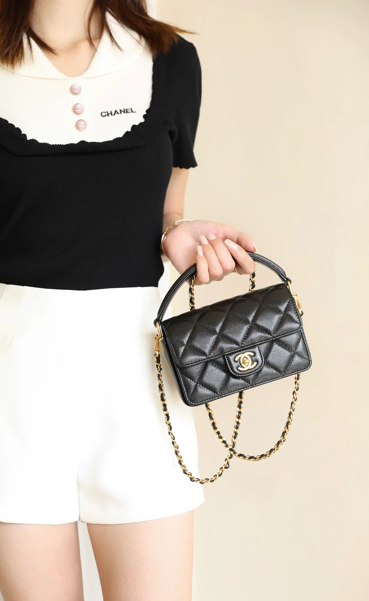 Мини-сумочка Chanel с клапаном и ручкой - черная