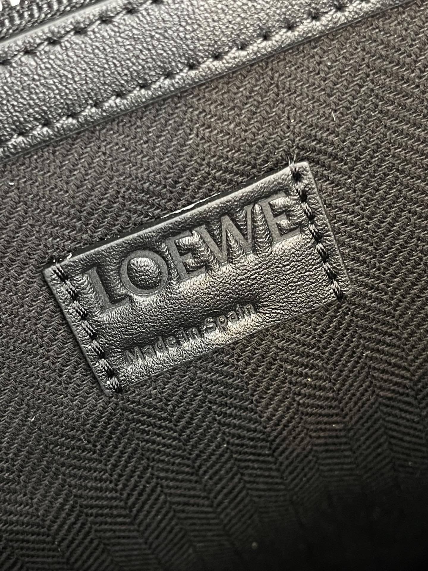 Сумка-тоут Loewe с прямой застежкой и регулируемой длиной ручек.