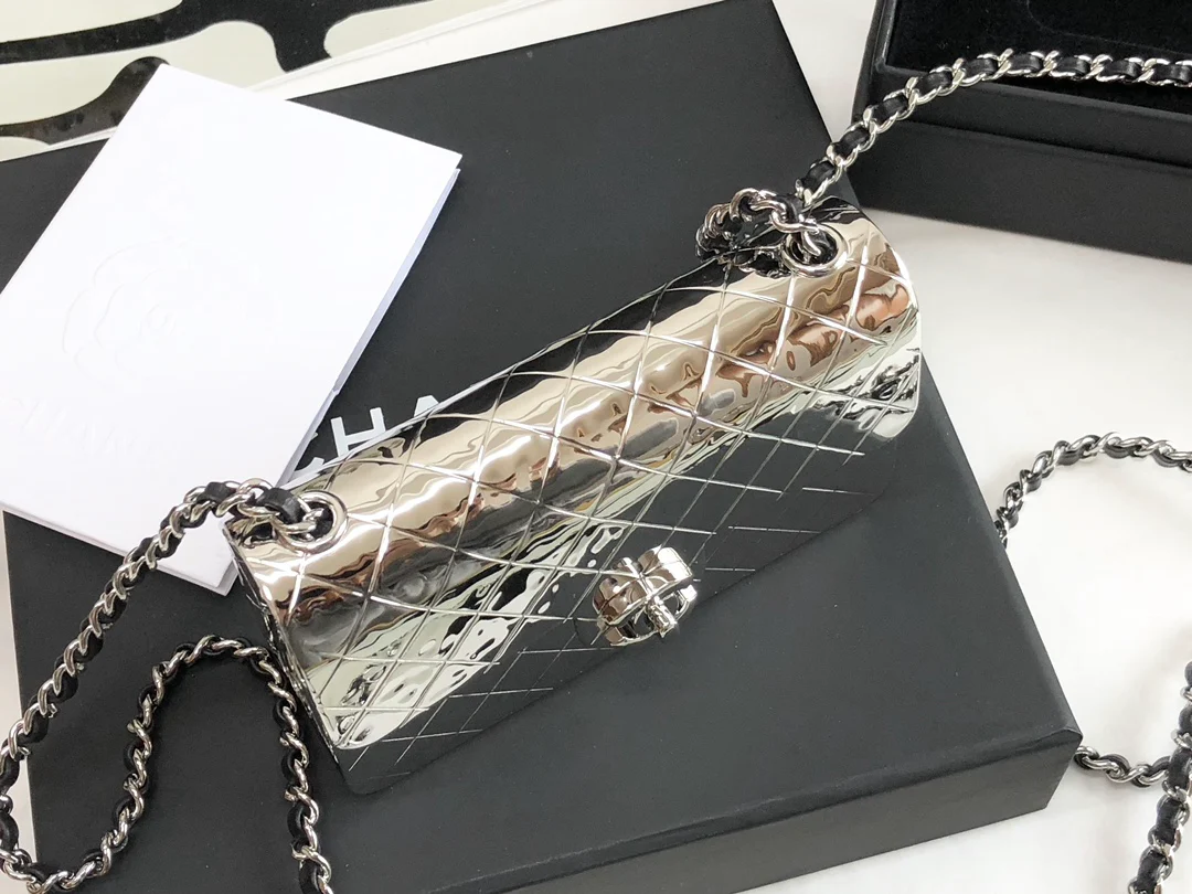 Лимитированная коллекция Chanel весна/лето 2022 - Сумка с клапаном - Металлическая сумка