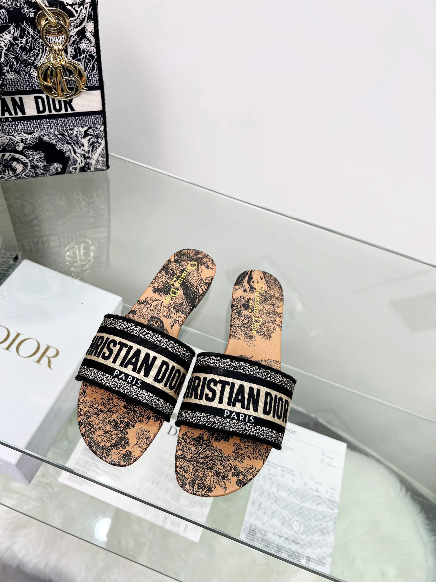 Новинка сезона весна/лето 2022 от Dior — тапочки с вышитыми буквами.