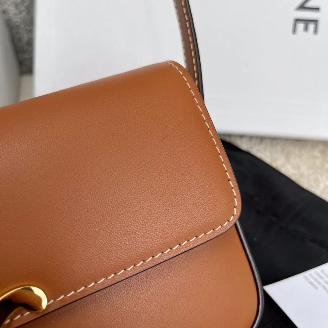 Сумка через плечо Celine Triomphe из коровьей кожи - коричневая