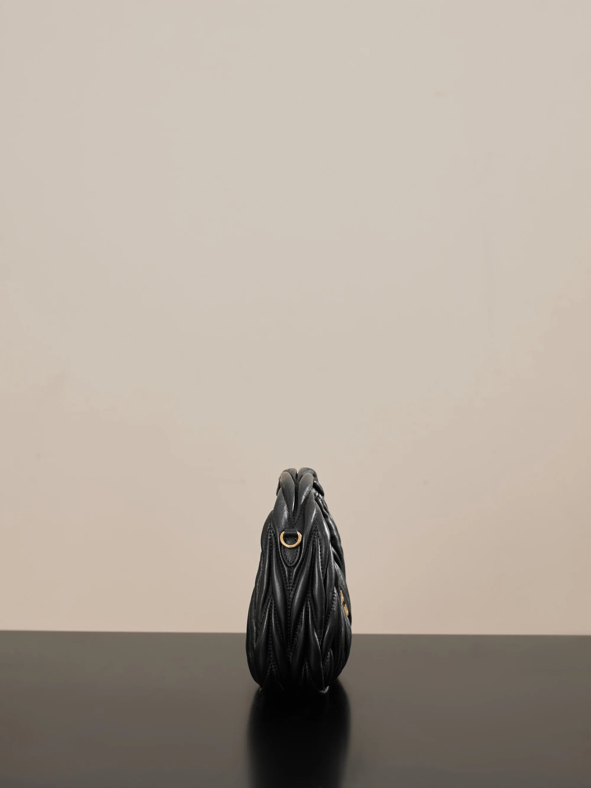 Miu Miu - Миниатюрная сумочка из овечьей кожи - Черная